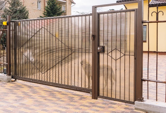 Купить ворота из профлиста с элементами ковки, с металлическими столбами в рамке или под дерево в Наро-Фоминске от 153045 руб